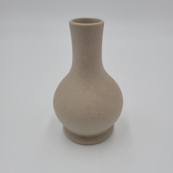 Pigeon Forge‎ Pottery Tenn. 3.5" Beige With Embossed White Flower Miniature Vase - Picture 3 of 5